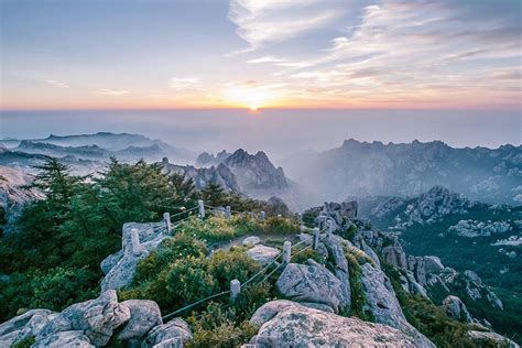 如何坐車去嶗山？嶗山的風景如畫，引得無數遊客駐足賞心。